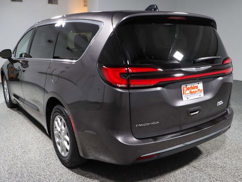 Used 2023 Chrysler Pacifica Touring-L image 9