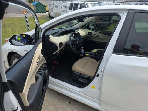 Used 2022 Toyota Prius LE FWD image 2