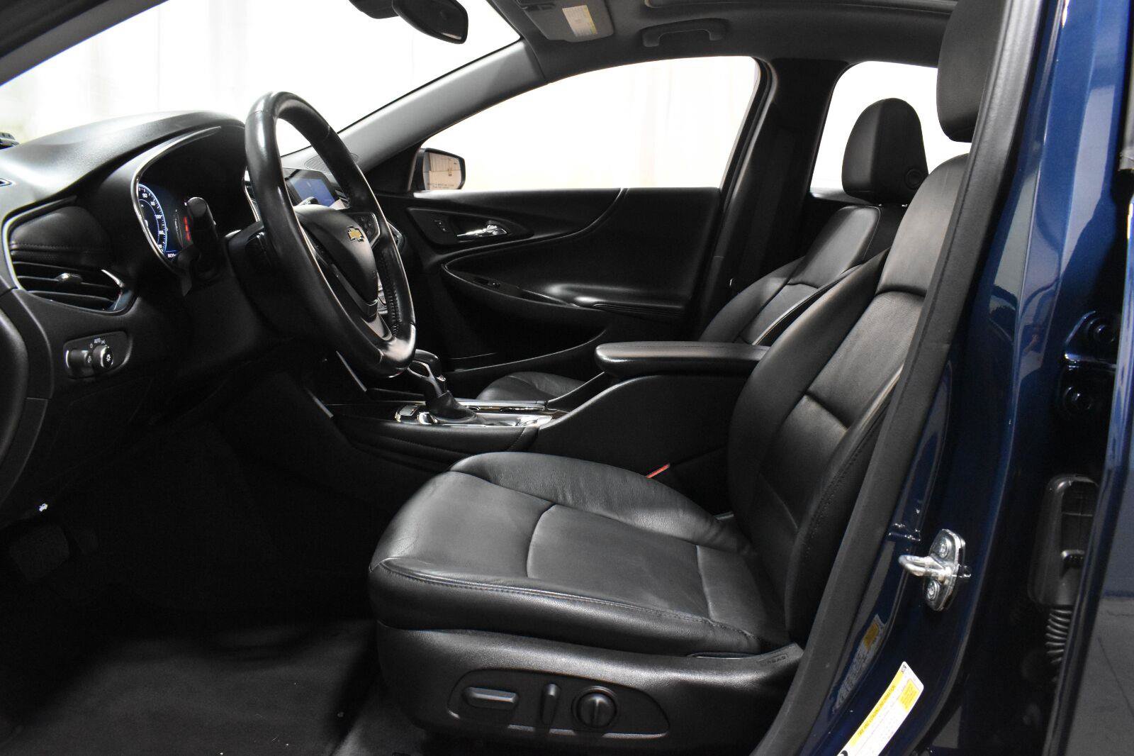 Used 2022 Chevrolet Malibu Premier FWD image 3