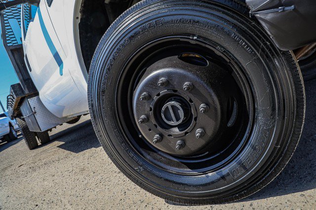 Used 1999 Ford F550 4x4 Regular Cab Super Duty image 2