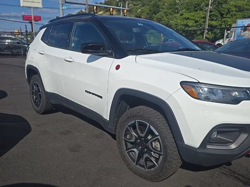 Used 2025 Jeep Compass Trailhawk AWD/4WD image 2