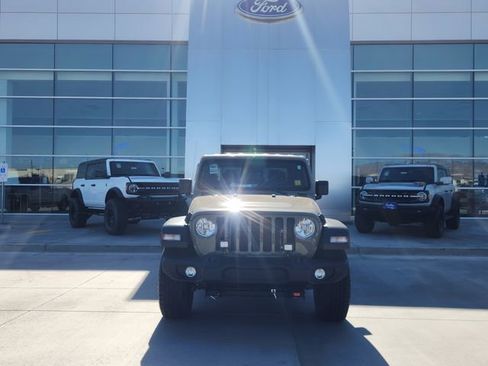 Used 2020 Jeep Gladiator Sport w/ Trailer Tow Package AWD/4WD image 2