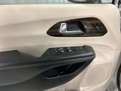 Used 2024 Chrysler Pacifica Limited FWD image 14