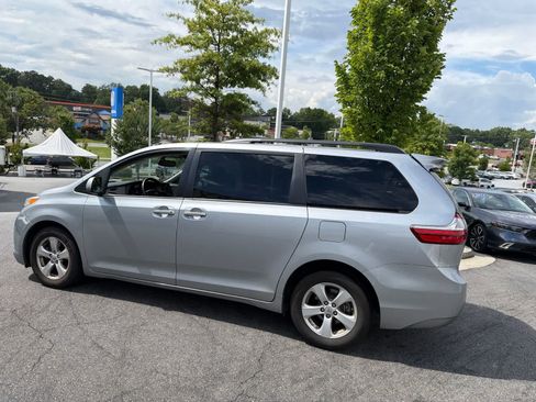 Used 2016 Toyota Sienna LE FWD image 7