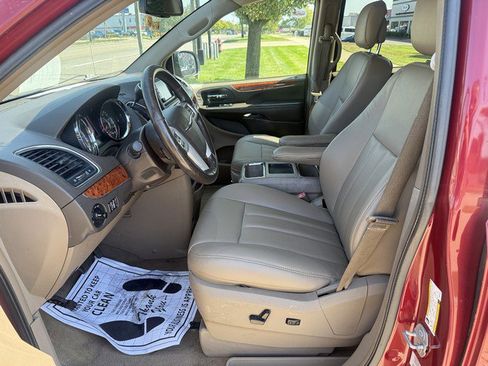 Used 2015 Chrysler Town & Country Touring image 9