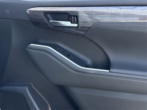 Used 2023 Toyota Highlander Limited image 32