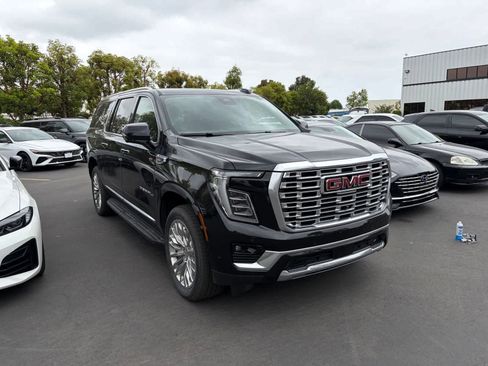Used 2025 GMC Yukon XL Denali AWD/4WD image 2