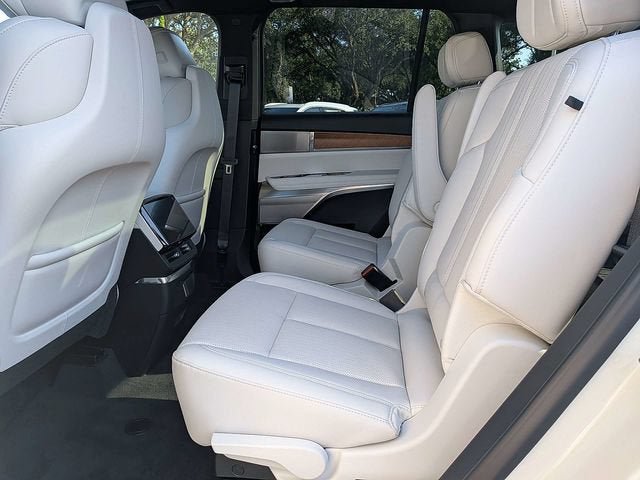 New 2027 Cadillac Vistiq Sport w/ LPO, Floor Liner Package AWD/4WD image 13