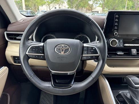 Used 2020 Toyota Highlander XLE FWD image 23