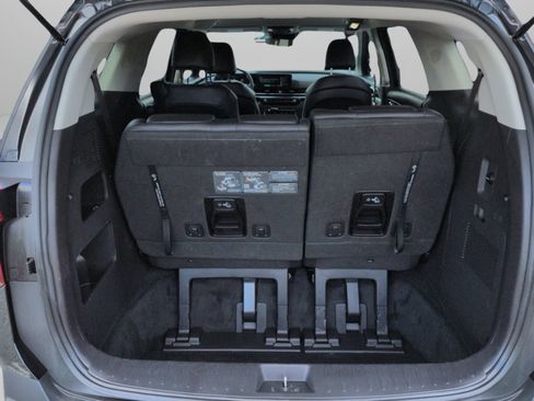 Used 2025 Kia Carnival FWD image 17