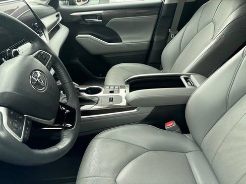 Used 2023 Toyota Highlander Limited FWD image 10