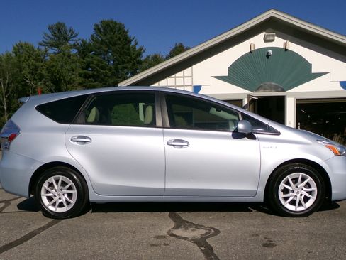 Used 2014 Toyota Prius V Three image 21