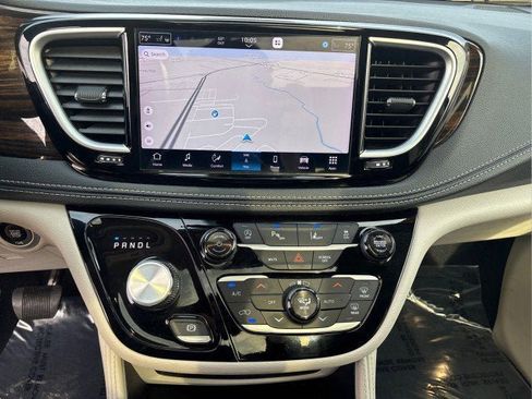 Used 2024 Chrysler Pacifica Limited w/ Trailer Tow Group image 14