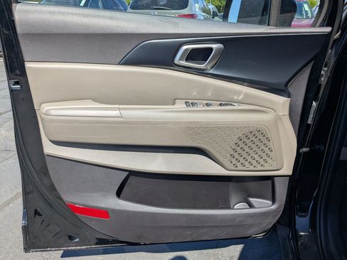 Used 2025 Kia Carnival FWD image 15