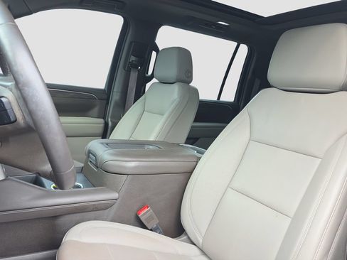 Used 2023 Chevrolet Suburban Z71 w/ Luxury Package AWD/4WD image 7