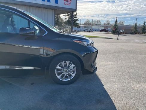 Used 2025 Toyota Sienna XLE w/ XLE Plus Package image 13