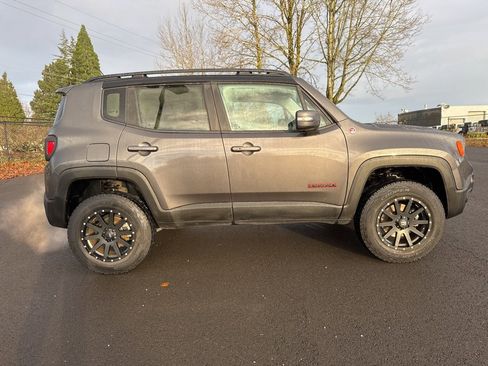 Used 2017 Jeep Renegade Trailhawk w/ Premium Trailhawk Package image 8