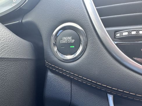 Used 2022 Chevrolet Trax LT w/ LT Convenience Package image 20