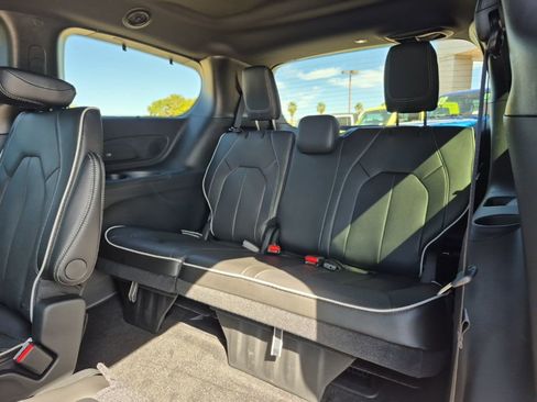 New 2025 Chrysler Pacifica Limited w/ Trailer Tow Group FWD image 28