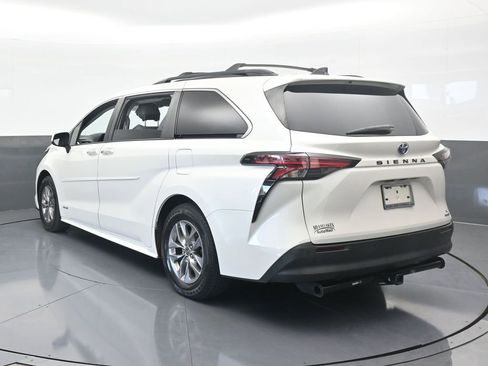 Used 2021 Toyota Sienna XLE image 4