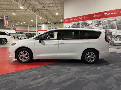 Used 2024 Chrysler Pacifica Limited w/ Trailer Tow Group FWD image 5
