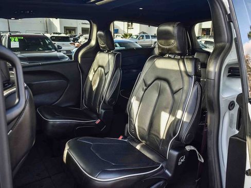 Used 2025 Chrysler Pacifica Limited image 18