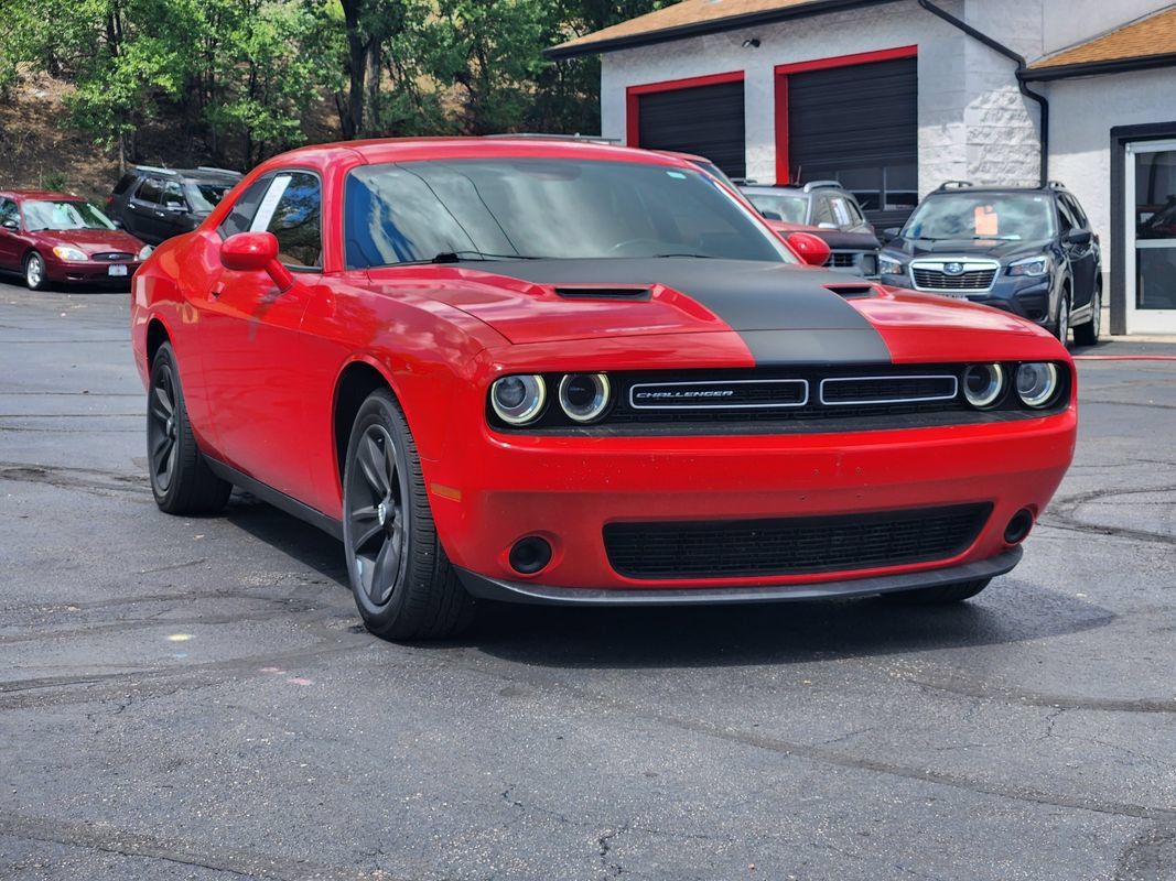 Used 2015 Dodge Challenger SXT w/ Driver Convenience Group RWD image 3