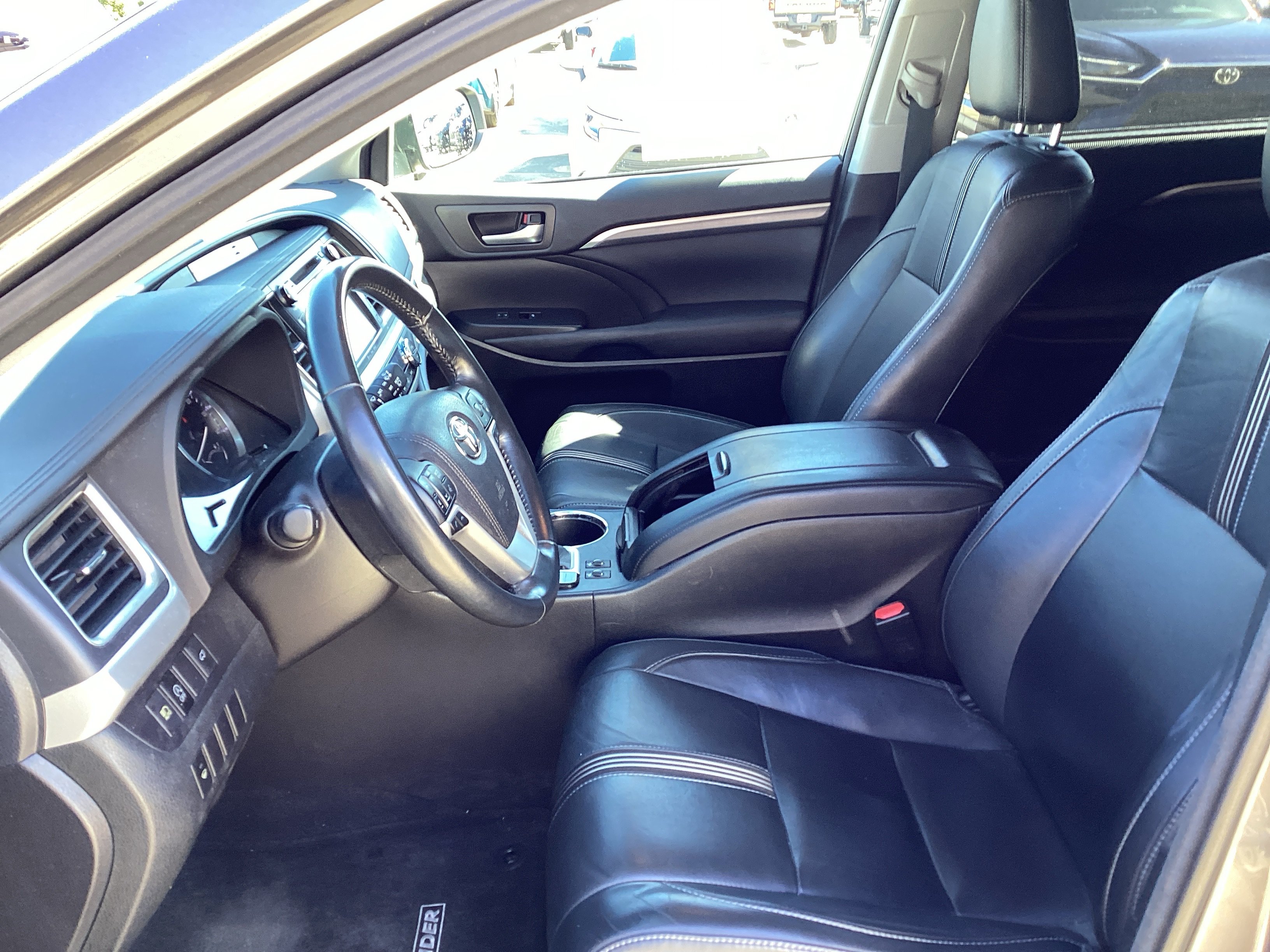 Used 2017 Toyota Highlander SE FWD image 14