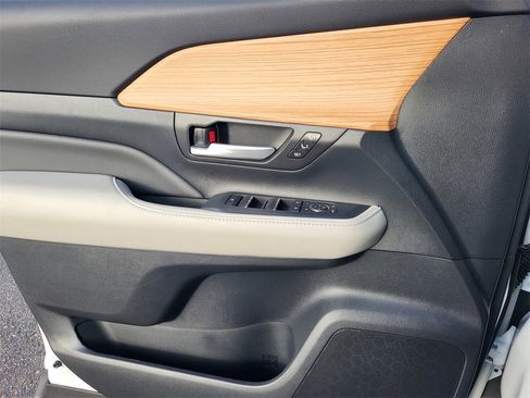 Used 2024 Toyota Grand Highlander Limited image 29