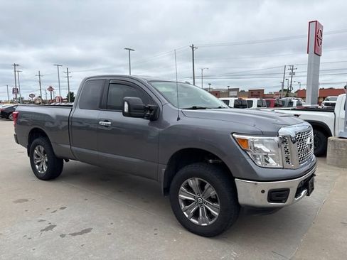 Used 2018 Nissan Titan SV w/ SV Convenience Package AWD/4WD image 2