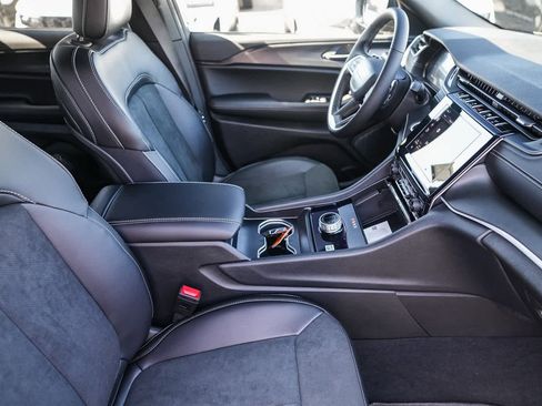 New 2025 Jeep Grand Cherokee L Altitude image 17