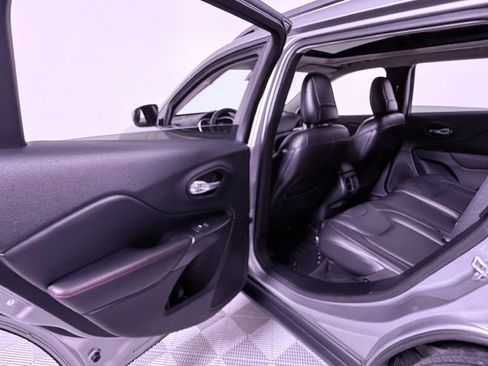 Used 2015 Jeep Cherokee Trailhawk w/ Comfort/Convenience Group image 18