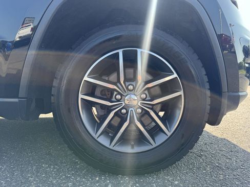 Used 2017 Jeep Grand Cherokee Limited AWD/4WD image 9