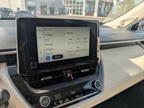 Used 2023 Toyota Corolla Cross XLE w/ Convenience Package FWD image 19