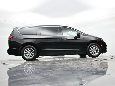 Used 2024 Chrysler Pacifica Touring-L FWD image 24