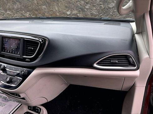 Used 2020 Chrysler Pacifica Touring-L image 14