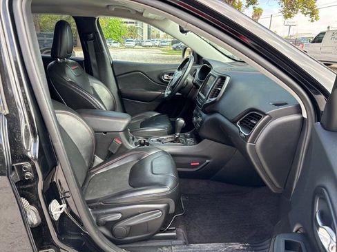 Used 2019 Jeep Cherokee Trailhawk w/ Cold Weather Group image 9