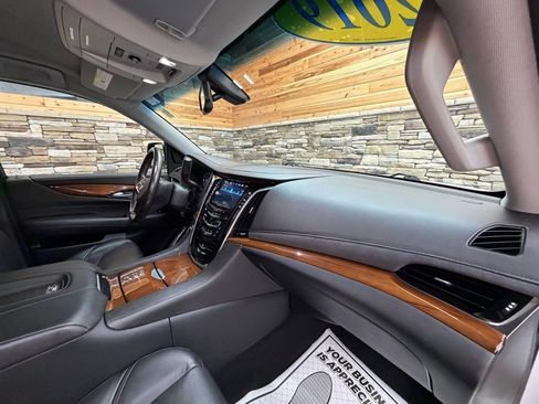 Used 2019 Cadillac Escalade ESV 4WD image 10