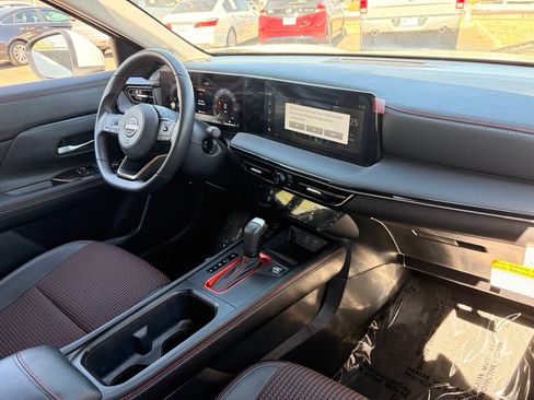Used 2025 Nissan Kicks SR FWD image 13