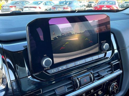 Used 2025 Nissan Pathfinder SV w/ SV Premium Package image 21