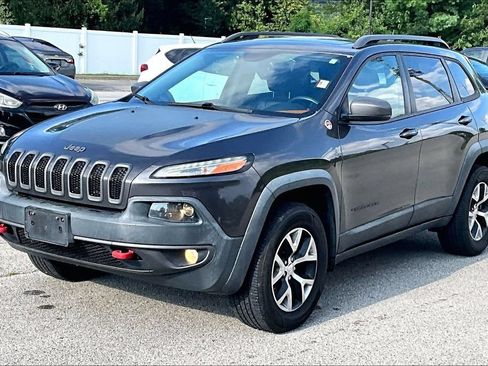Used 2016 Jeep Cherokee Trailhawk w/ Comfort/Convenience Group AWD/4WD image 3