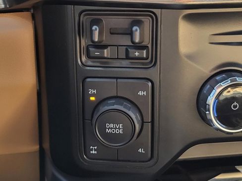 Used 2024 Ford F250 Lariat w/ FX4 Off-Road Package image 33