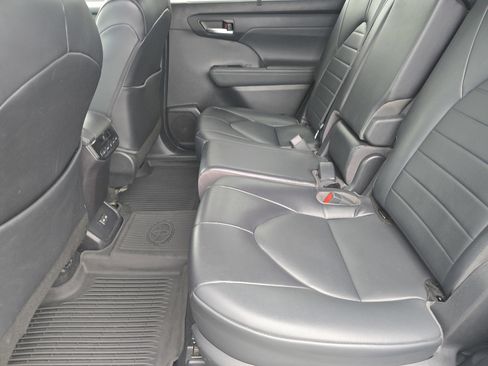 Used 2022 Toyota Highlander XLE image 10