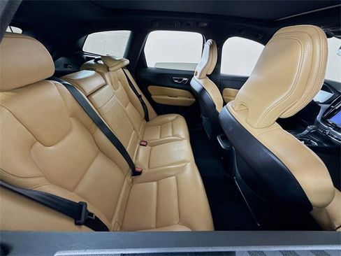 Used 2020 Volvo XC60 T5 Momentum image 28