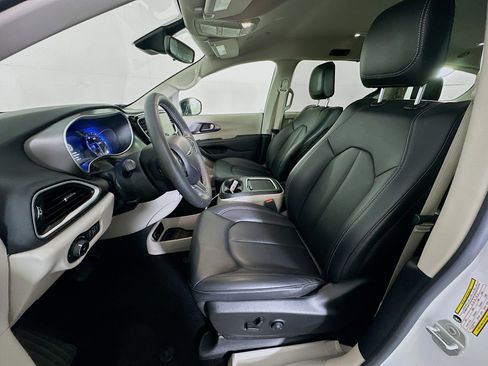 Used 2024 Chrysler Pacifica Touring-L image 13