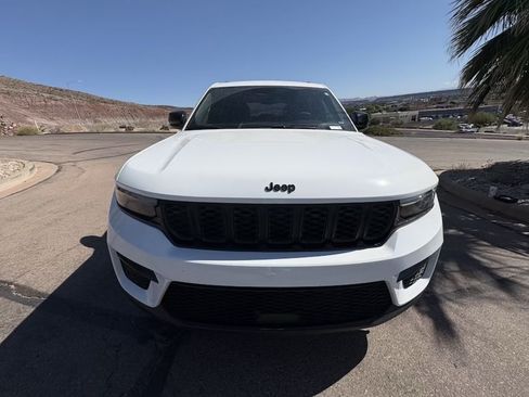 Used 2023 Jeep Grand Cherokee Altitude AWD/4WD image 8