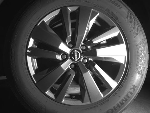 Used 2025 Nissan Pathfinder SV image 14