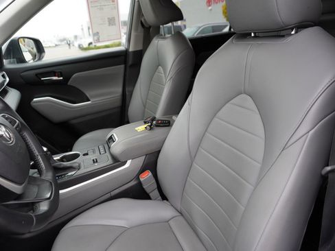 Used 2022 Toyota Highlander XLE image 24