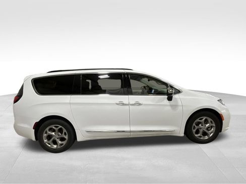 Used 2023 Chrysler Pacifica Limited FWD image 4