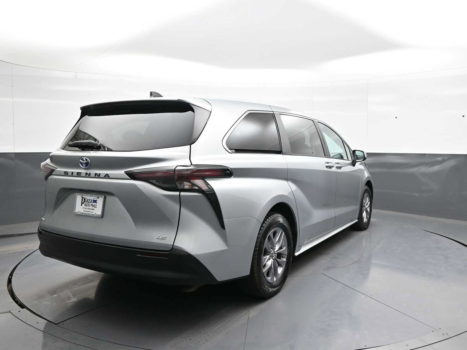 Used 2025 Toyota Sienna LE FWD image 6